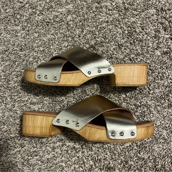 Steve Madden Tan and Brown Mules with Wooden Platform - Picture 4 of 9